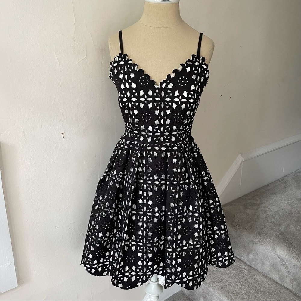 Soloiste Nordstrom Black V-Neck Sleeveless Bonded Lace Skater Dress EUC Size XS